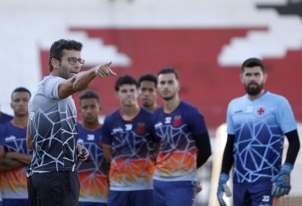 Alberto Valentim orienta jogadores em São Januário