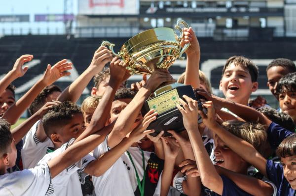 Meninos da Colina festejam título no gramado do Caldeirão