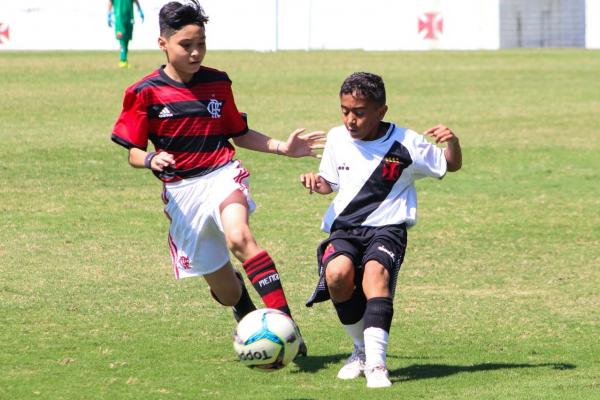 Kauã valente disputa a bola com jogador do Flamengo