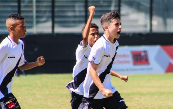 João Vitor, Rodrigo e Leozinho festejam segundo gol