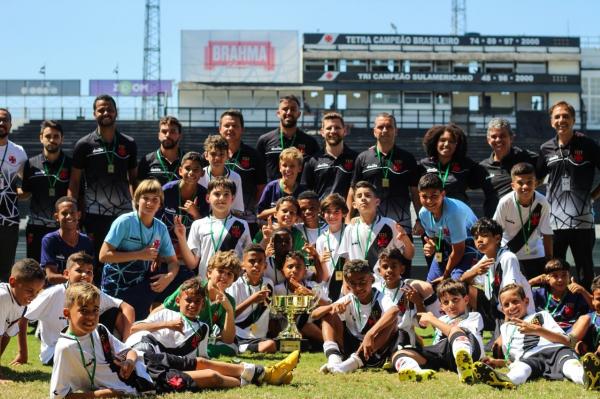 Atletas e comissão técnica posam para foto após o título
