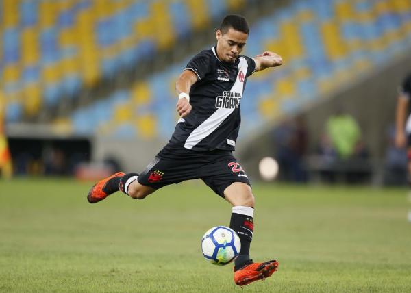 Yago Pikachu em ação contra o Santos no Maracanã