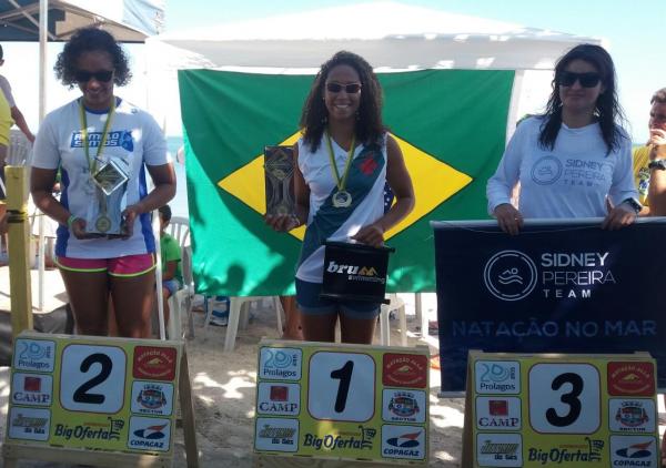 Gabriela Alves posa com a premiação