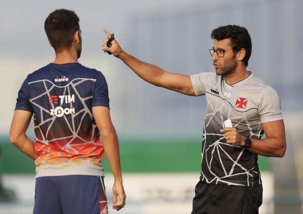 Alberto Valentim orienta zagueiro Lucas Kal