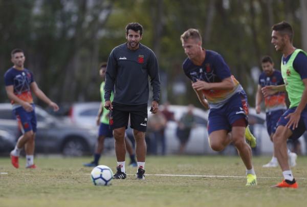 Alberto Valentim observa arrancada de Maxi López