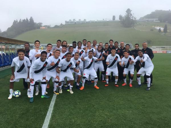 Jogadores e comissão posam para foto após o empate com a Seleção Brasileira