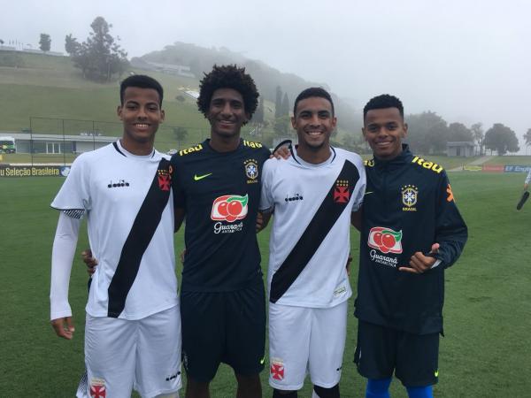 Michael e Menezes posam com Talles e Riquelme, vascaínos que estão na Seleção
