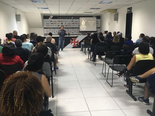 Gerente Carlos Brazil em reunião com os pais