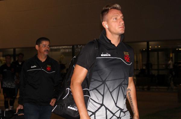 Valdir Bigode e Maxi López na chegada em Belo Horizonte