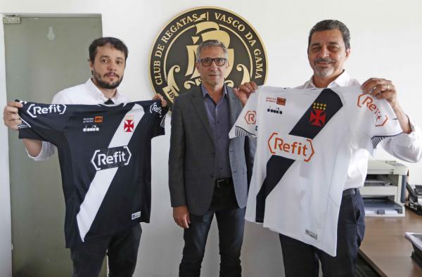 Bruno Maia, Alexandre Campello e Jorge Monteiro posam com a camisa do Vasco