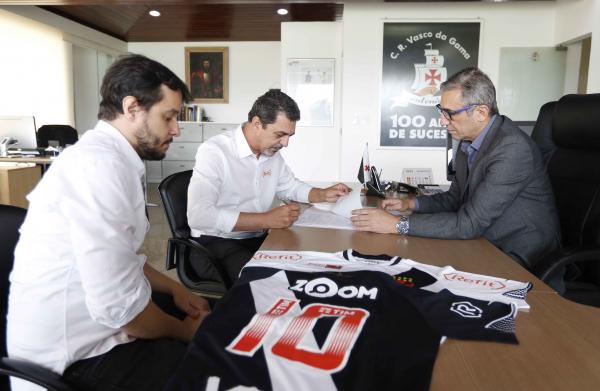 Jorge Monteiro, presidente da Refit e Alexandre Campello, assinam o contrato