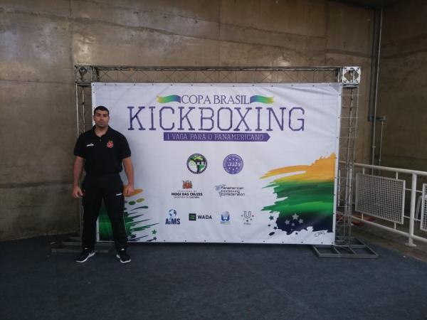 Phill Jonathan posa para foto em Mogi das Cruzes