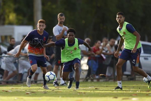 Clisman e Cayo Tenório disputam bola sob olhares de Marrony