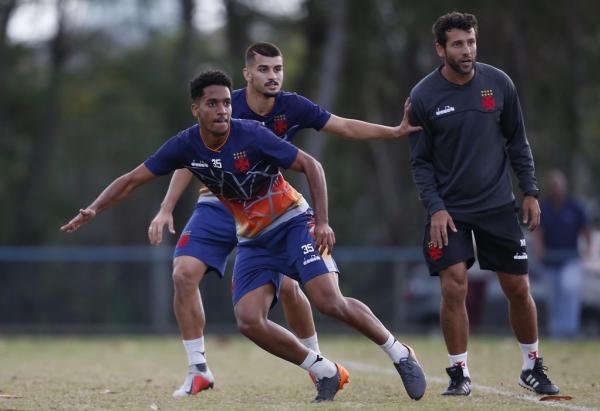  Valentim fez trabalhos específicos com os zagueiros Ricardo e Miranda
