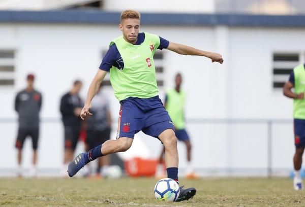 Volante Caio Lopes em ação durante treino tático na Clube da Aeronáutica