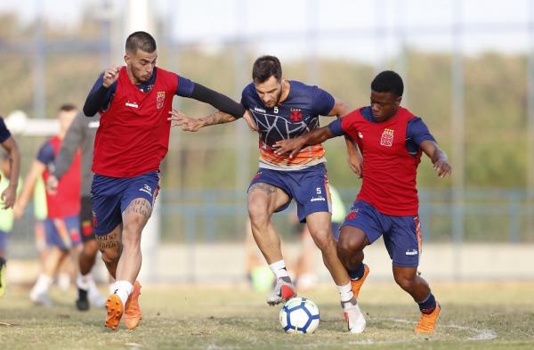 Lucas Santos (dir) disputa bola com Leandro Desábato