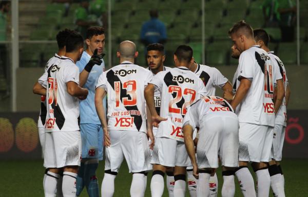 Jogadores vascaínos conversam antes da bola rolar