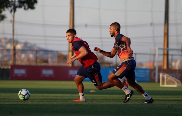 Andrey supera a marcação de Willian no treino