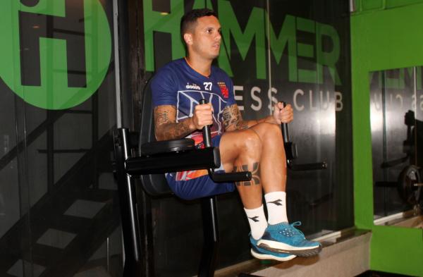 Ramon fazendo exercício na academia Hammer