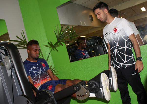 Kelvin treina observado pelo fisioterapeuta Amil