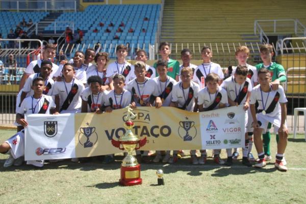 Garotada posa para foto após mais um título conquistado na base