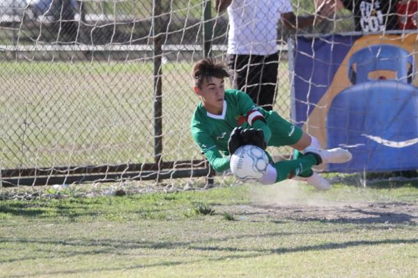 João Pedro Lecce salta para defender um dos quatro pênaltis defendidos por ele