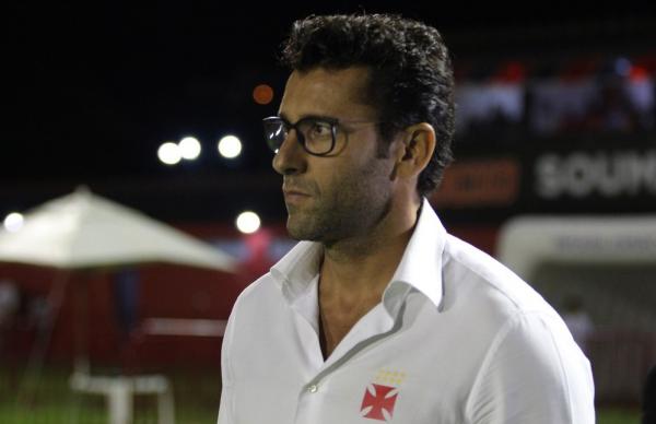 Alberto Valentim muda esquema do Vasco