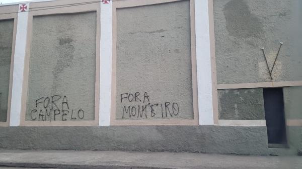 Muro pichado pela manhã em São Januário