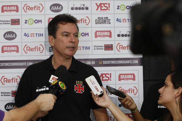 Alexandre Faria concedendo entrevista coletiva