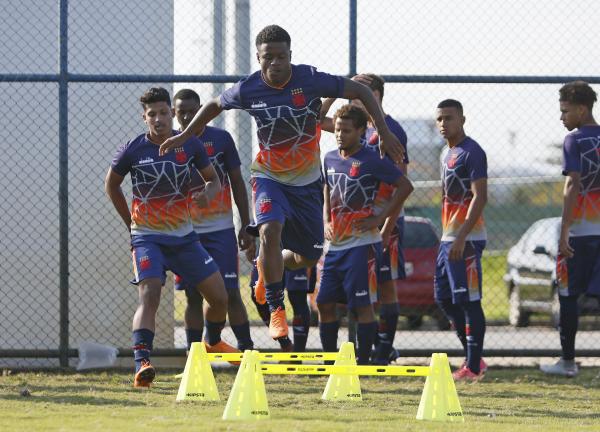 Lucas Santos em ação com a camisa do Vasco