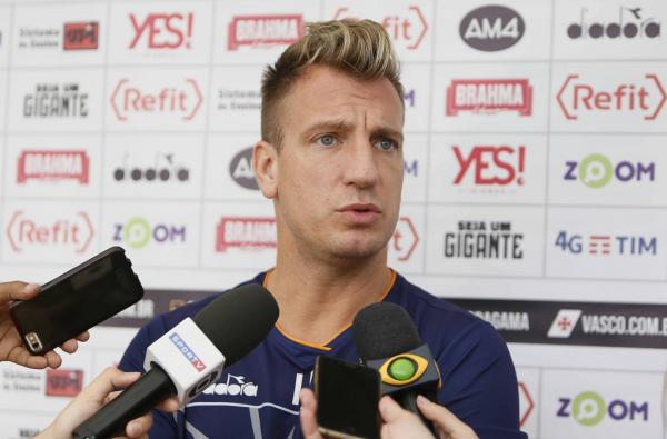 Maxi López conversou com a imprensa no CT do Almirante