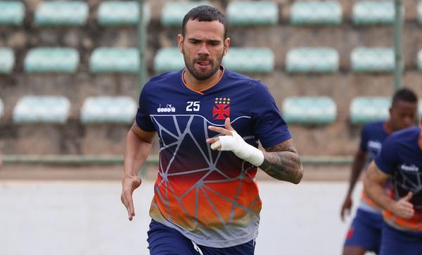 Leandro Castan suando a camisa no Estádio Bezerrão