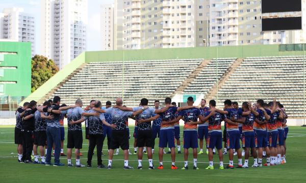 Vascaínos prestam homenagem para Isaque em Brasília