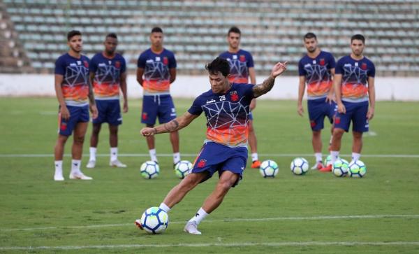 Giovanni Augusto aprimorando a pontaria no Bezerrão