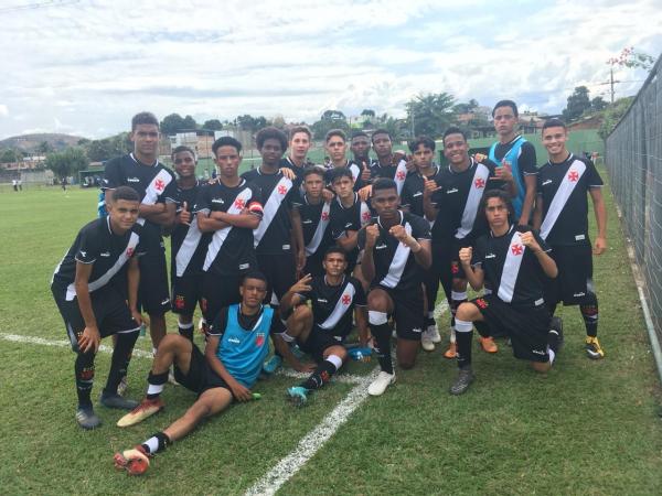 Garotada posa para foto após vitória sobre o Boavista