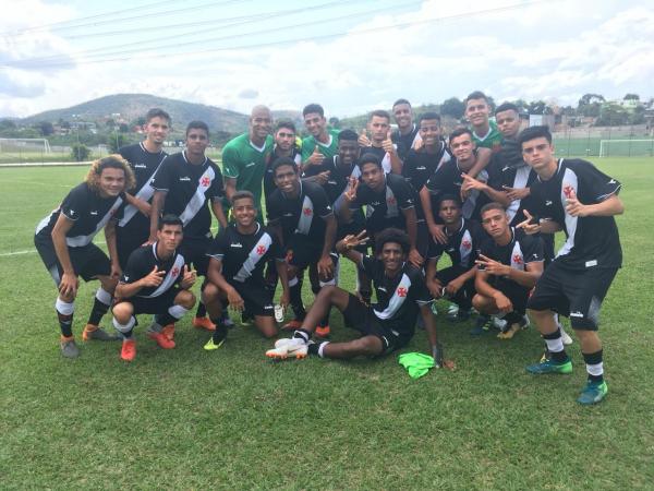 Jogadores posam para foto após a goleada sobre o Artsul 
