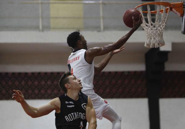 Holloway consegue bela bandeja