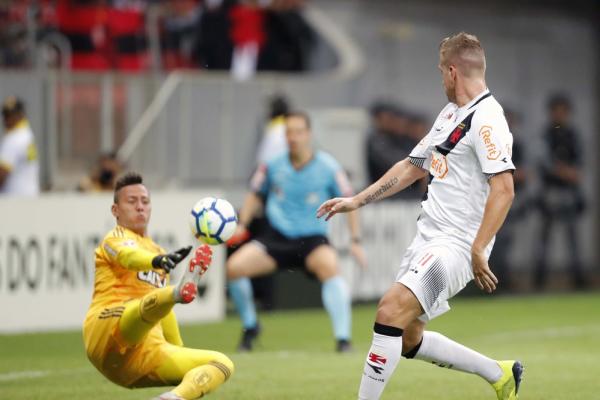 Maxi perde boa chance no primeiro tempo
