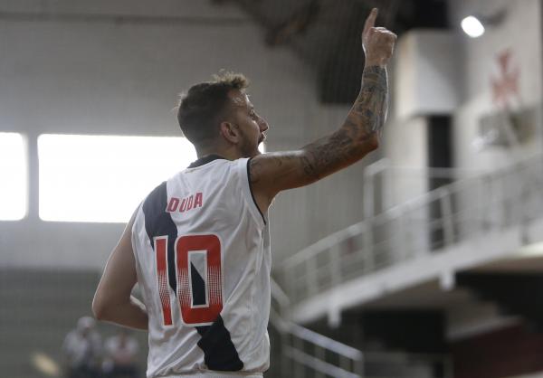 Duda vibra após mais uma cesta diante do Botafogo