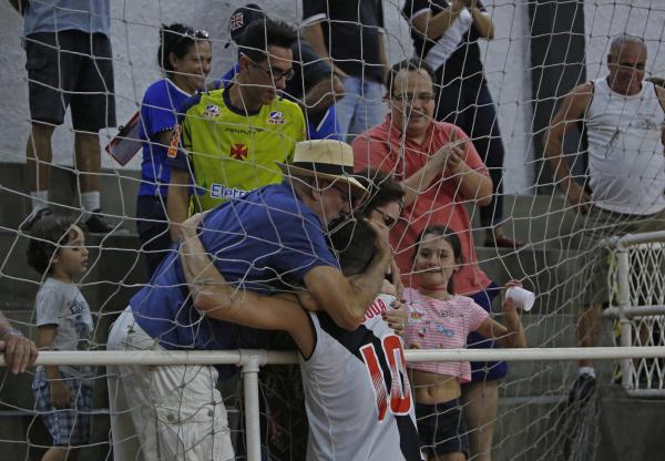 Duda recebe o carinho da família após a vitória sobre o Botafogo