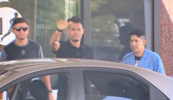 Bruno Silva, do Vasco, faz sinal positivo ao deixar hospital em Brasília