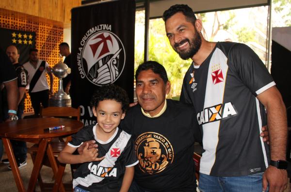 Acácio recebe o carinho dos vascaínos no Caravela Cruzmaltina