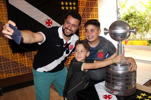 Torcedores puderam tirar foto com a Taça da Libertadores de 98