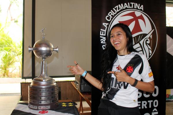 Torcedores posa para foto ao lado da Taça da Libertadores