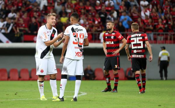 Marrony recebe orientação de Maxi López no clássico