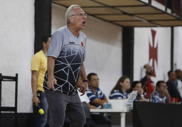 Bial orienta o time durante o segundo jogo das semifinais do Carioca