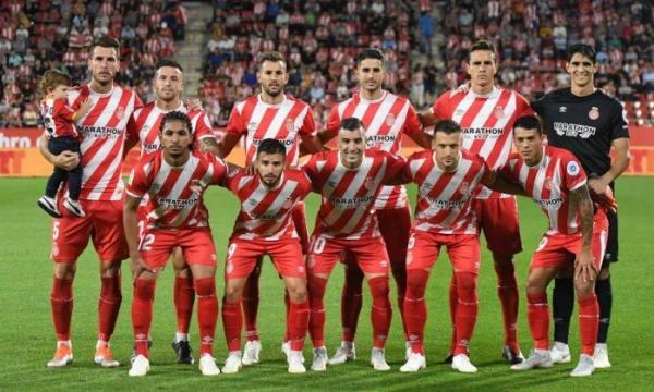 Douglas Luiz, primeiro à esquerda, abaixado, antes de a bola rolar