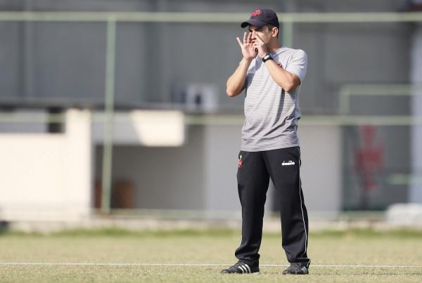 Celso Martins orienta os jogadores durante treinamento