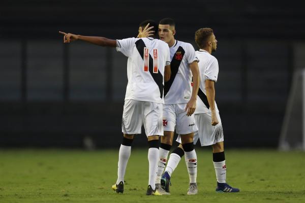 Marrony marcou os dois gols do Vasco na partida
