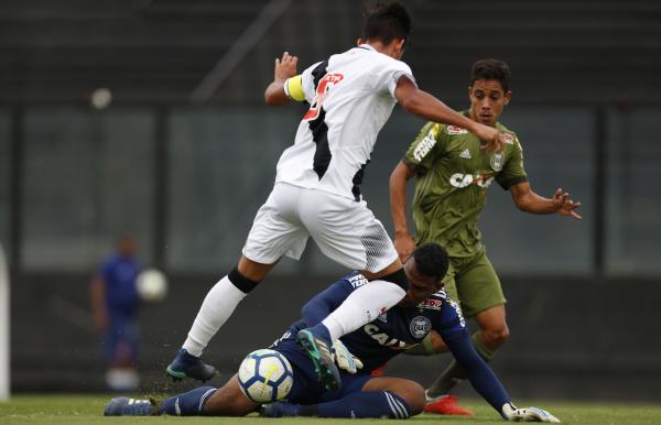 Rodrigo tenta o gol, mas é travado pelo goleiro